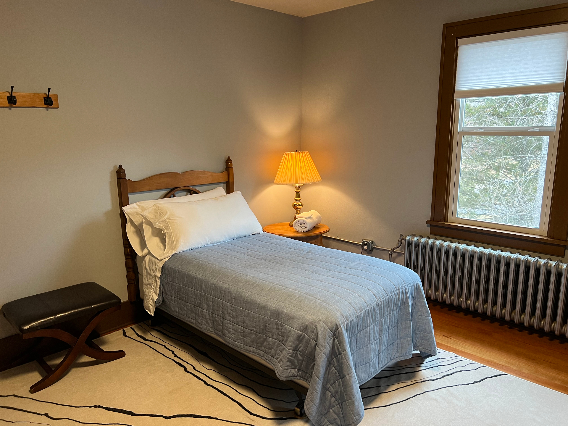 Single bedroom with blue tones